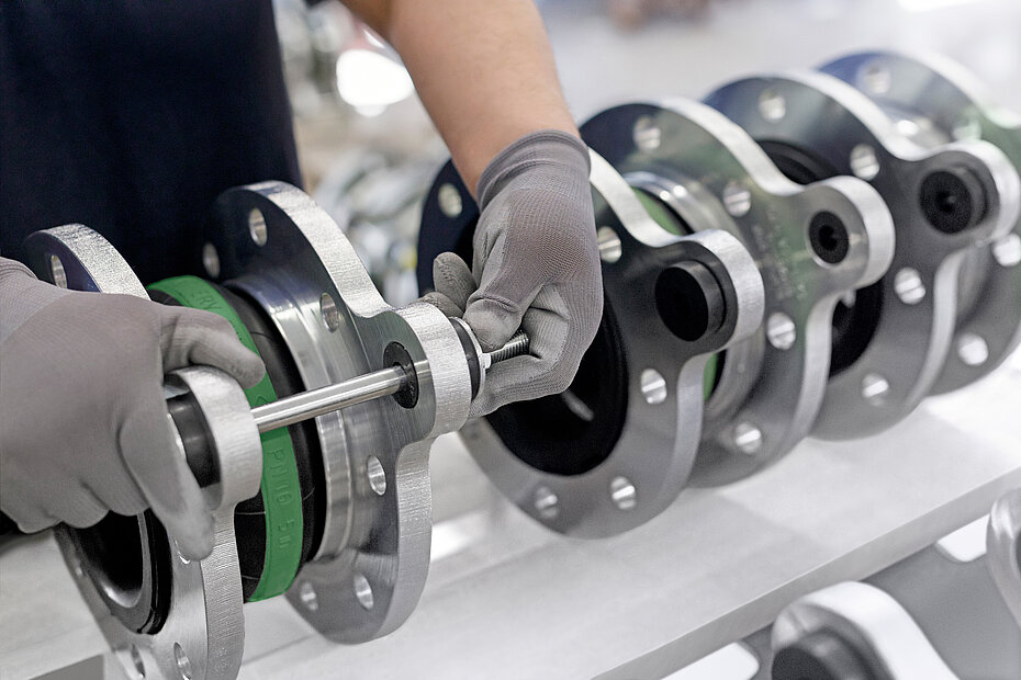 ElaflexUS Assembling Elaflex ERV-GR ZS ExpansionJoint Quality in Assembling of Expansion Joints