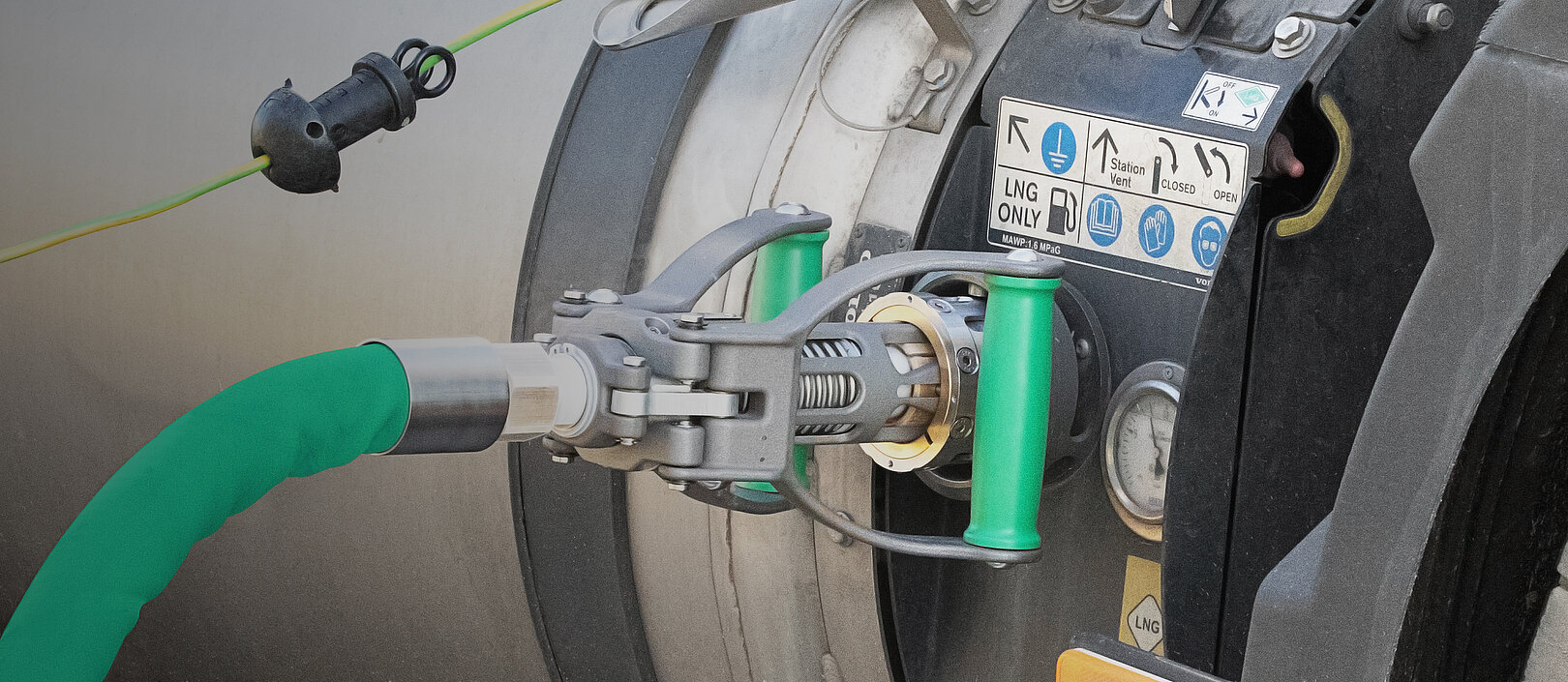 ElaflexUS LNG-Refueling Elaflex N-LNG Nozzle CoupledToTank LNG Truck Refueling with ELAFLEX LNG Nozzle