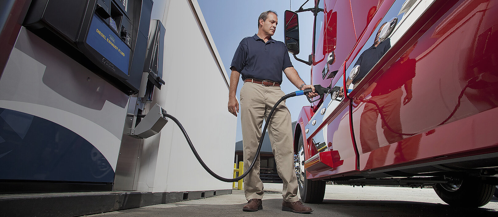 ElaflexUS DEF-Refilling Elaflex ZVAAdBLueHV Nozzle DEF Refilling of a Truck with ELAFLEX DEF Nozzle