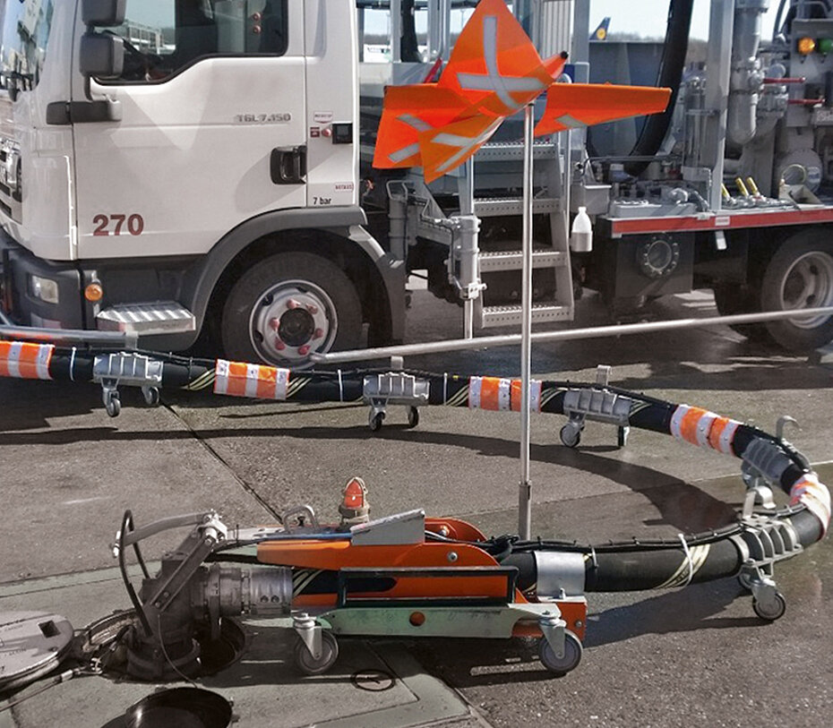 ElaflexUS Aircraft-Refueling Aljac PitFlagAssembly Safety on Airfield Fields: Use of Aljac Pit Flags